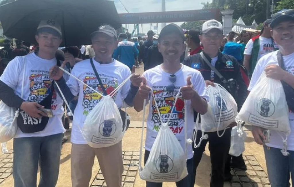 buruh dapat hadiah paket sembako