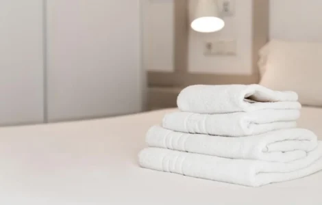 cara mencuci handuk hotel