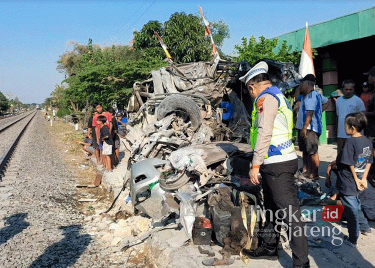 kecelakaan mobil tertabrak KA Grobogan